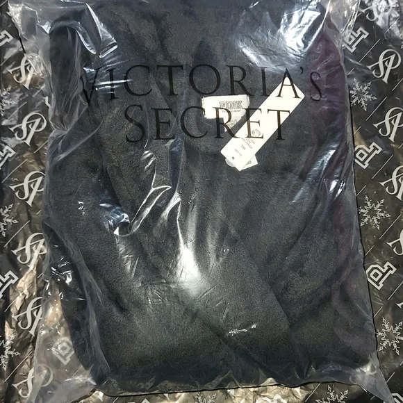 PINK VS Fluffy Robe Fit size Medium to Large NWT - Picture 3 of 6